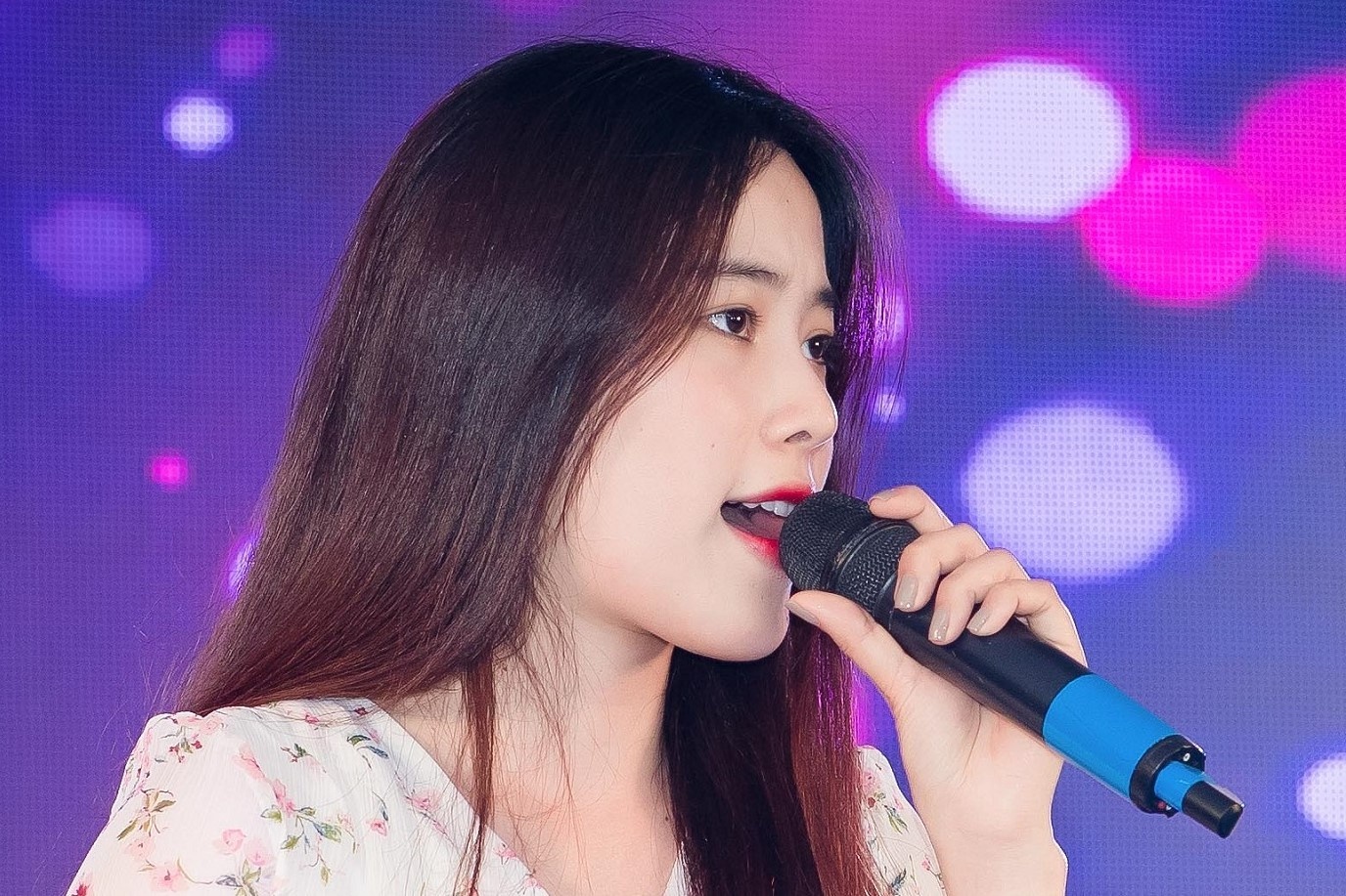 Nam Em hat 'Tieng thach sung' tai su kien cua Hoa hau Hoan vu Viet Nam hinh anh