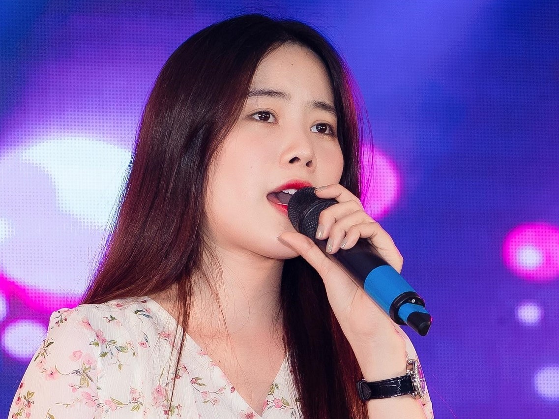 Nam Em hat dan ca mien Tay tai tiec Hoa hau Hoan vu hinh anh