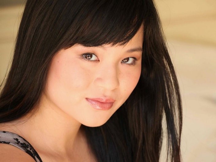 Sao Hollywood ca ngoi dien vien goc Viet vi bai bao chong lai ky thi hinh anh