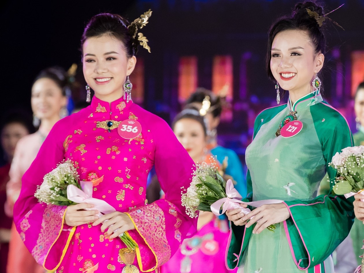 Ao dai cung dinh ruc ro cua thi sinh Hoa hau Viet Nam hinh anh