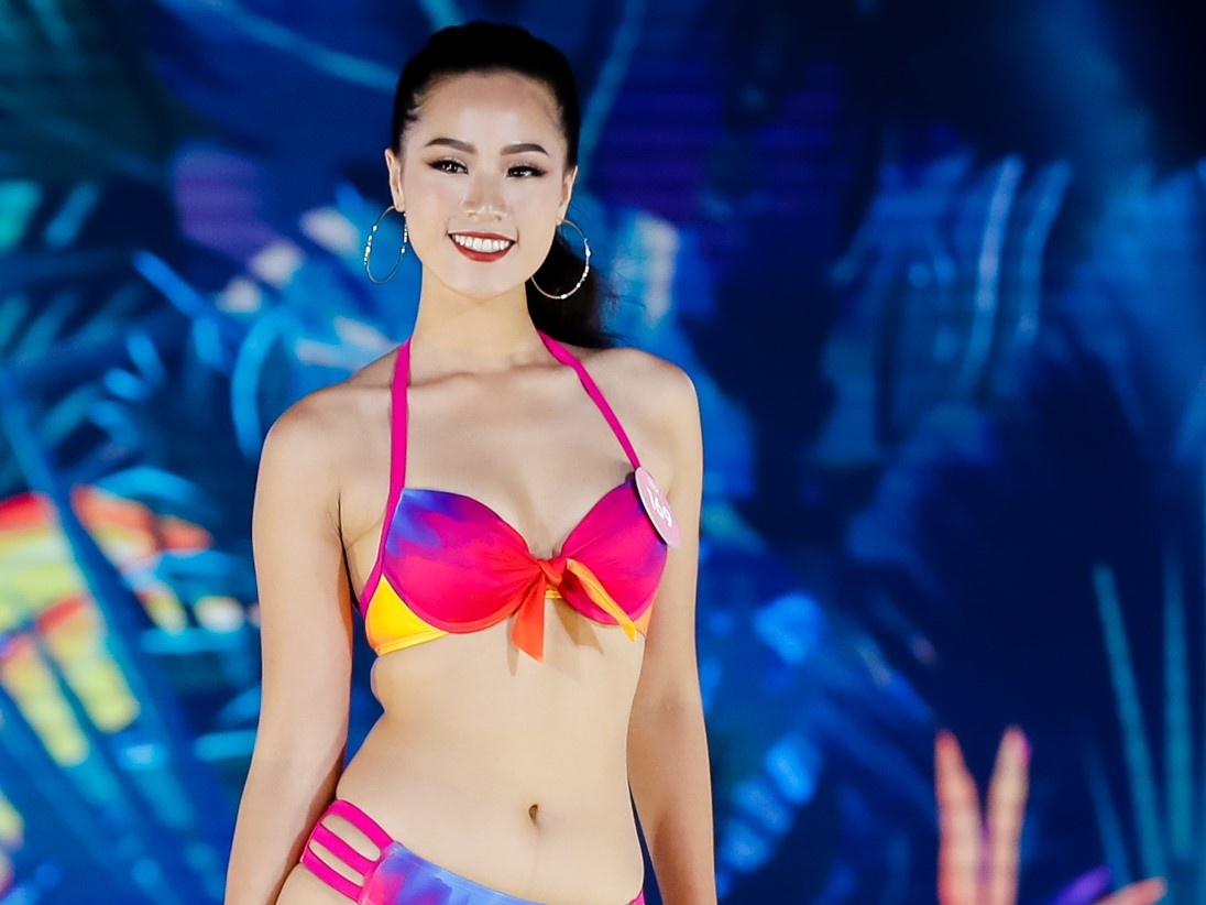 Ung vien Hoa hau Viet Nam lo eo kem thon, dui to khi thi bikini hinh anh