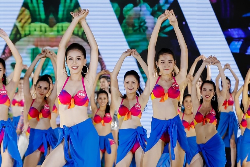 Thi sinh Hoa hau Viet Nam dong dien bikini trong dem Nguoi dep Bien hinh anh