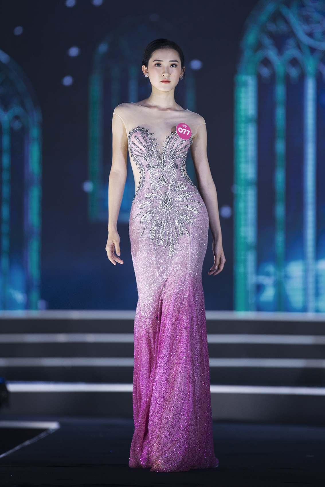 hoa hau viet nam 2018 dien thoi trang anh 5