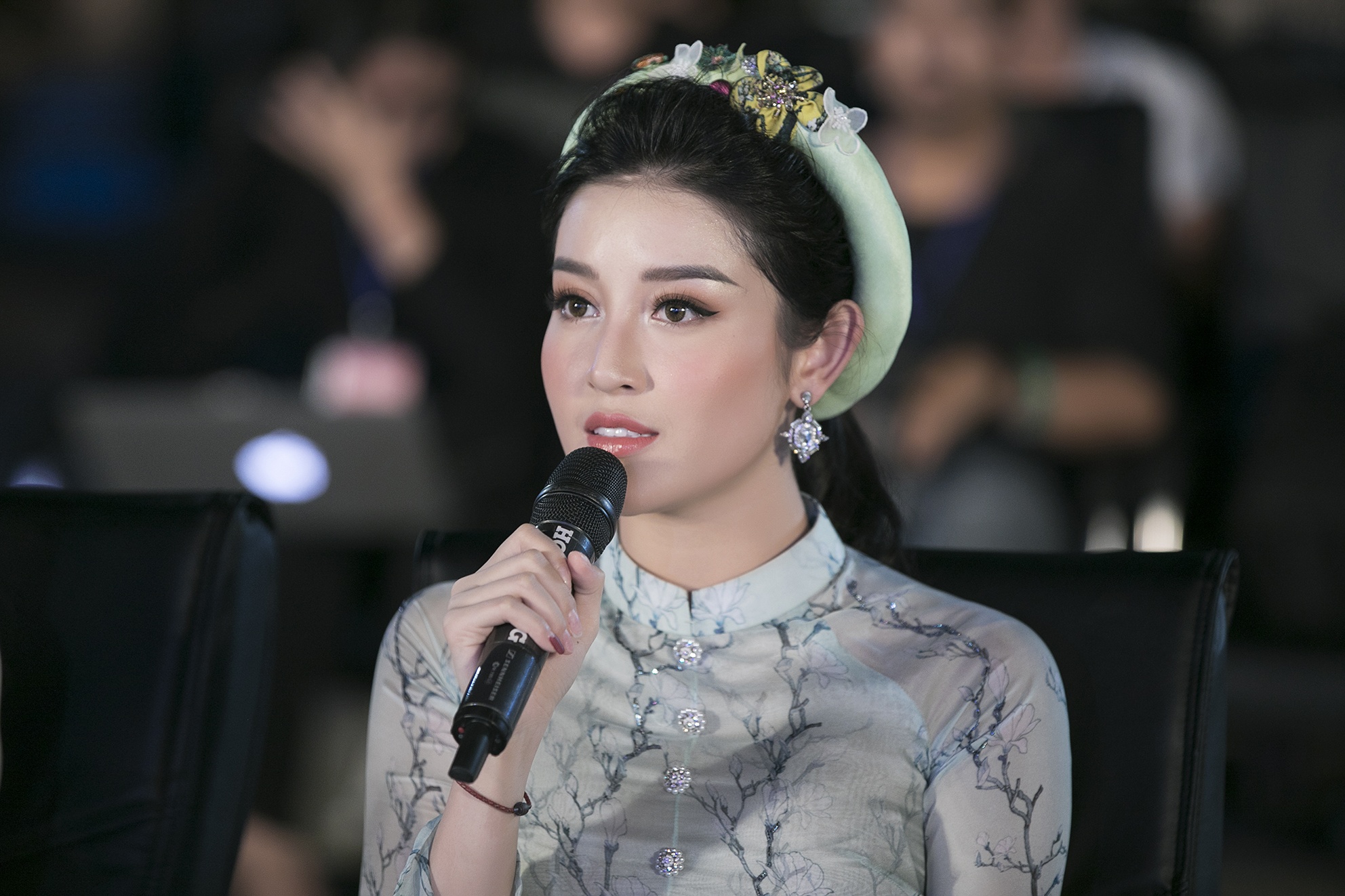 hoa hau viet nam 2018 dien thoi trang anh 15