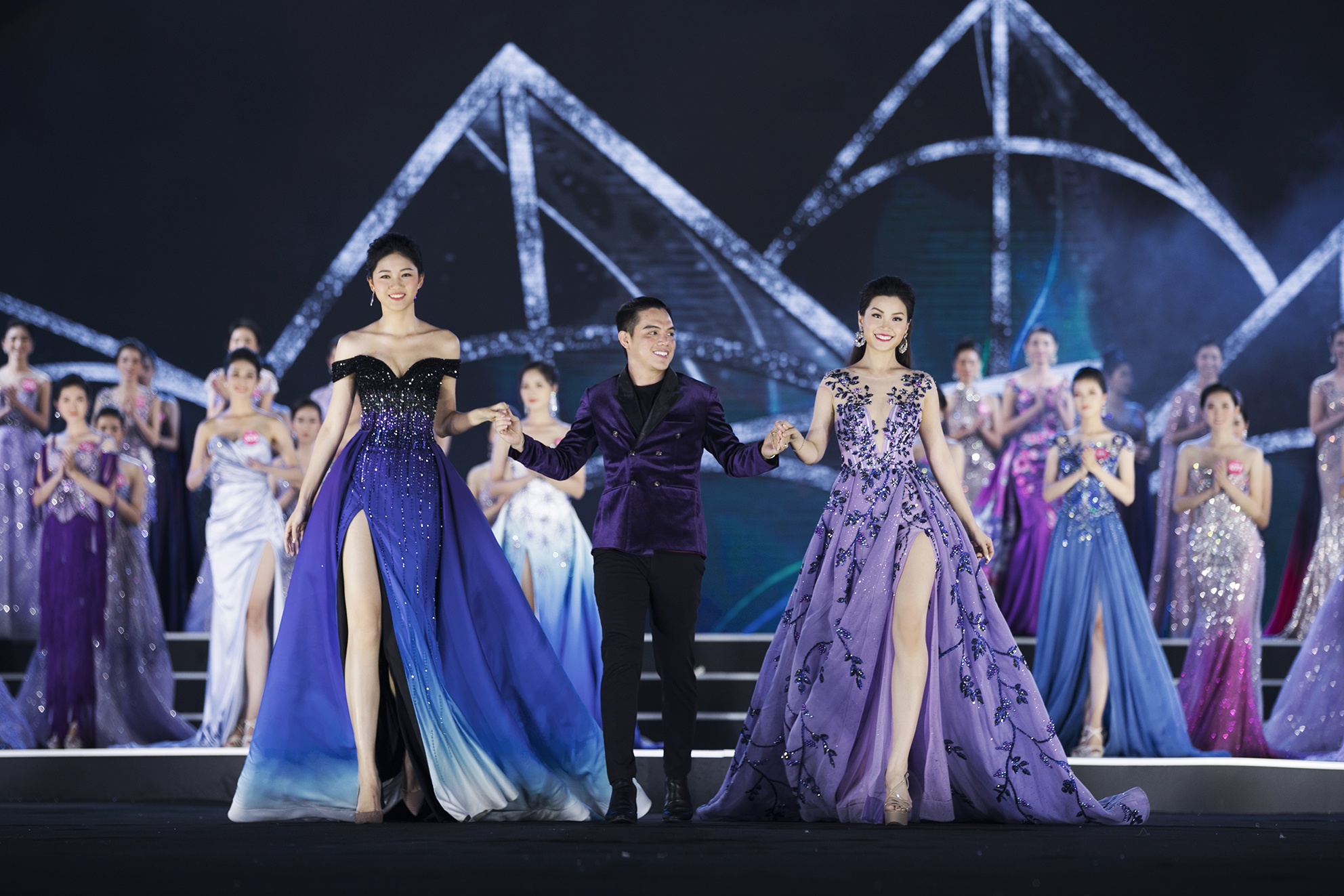 hoa hau viet nam 2018 dien thoi trang anh 10