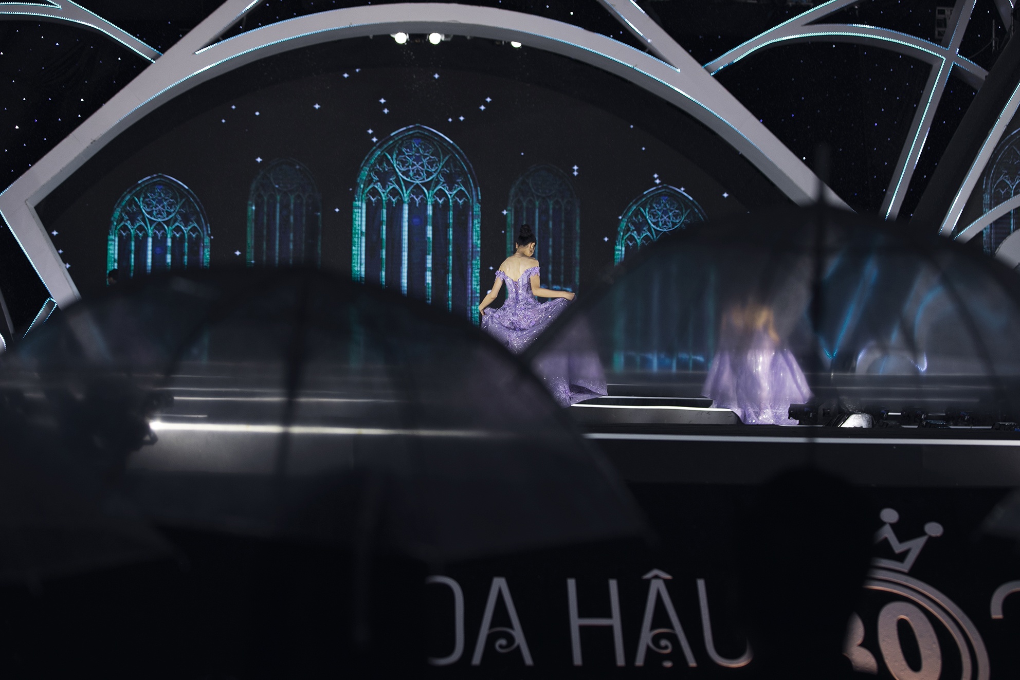 hoa hau viet nam 2018 dien thoi trang anh 2