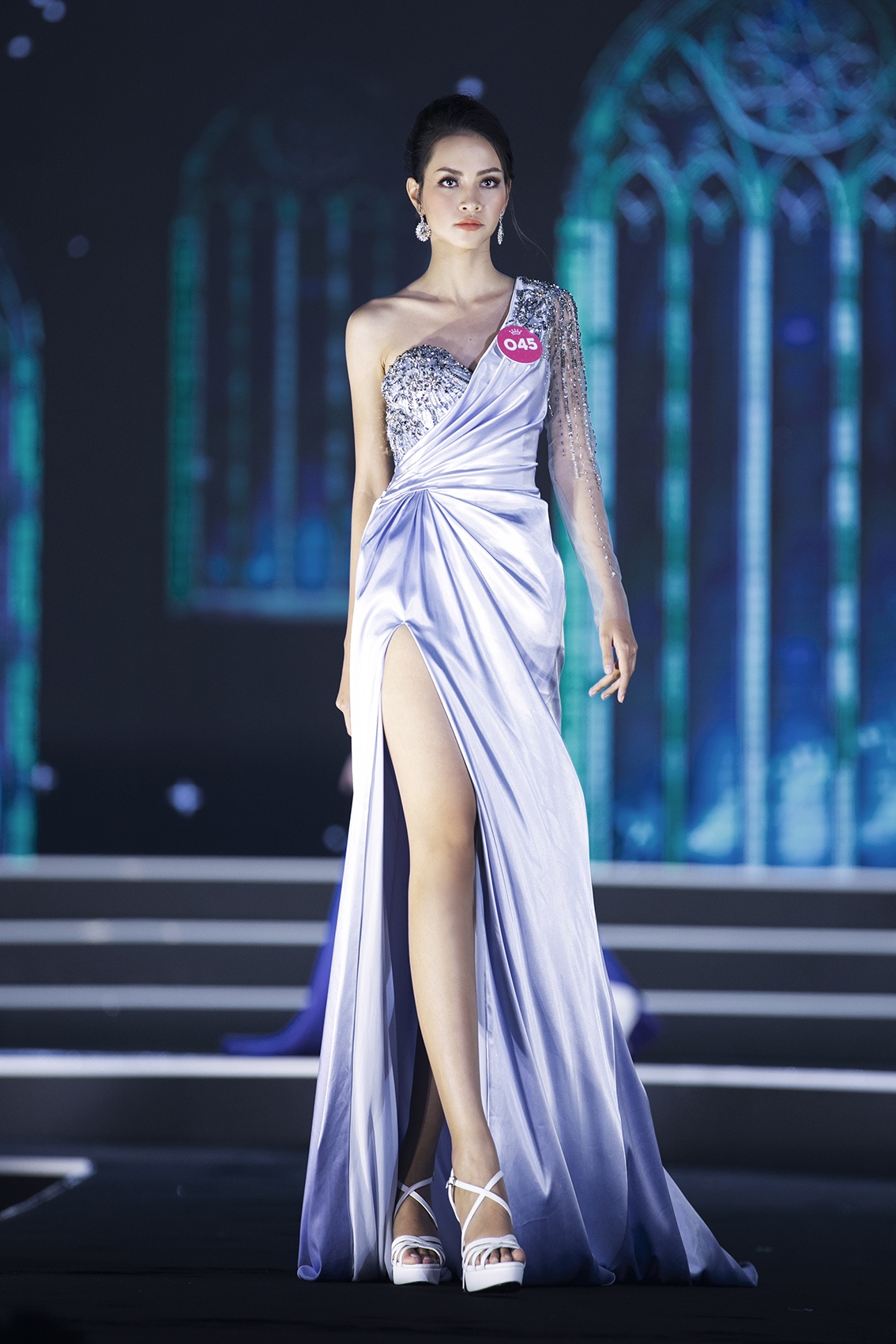 hoa hau viet nam 2018 dien thoi trang anh 4