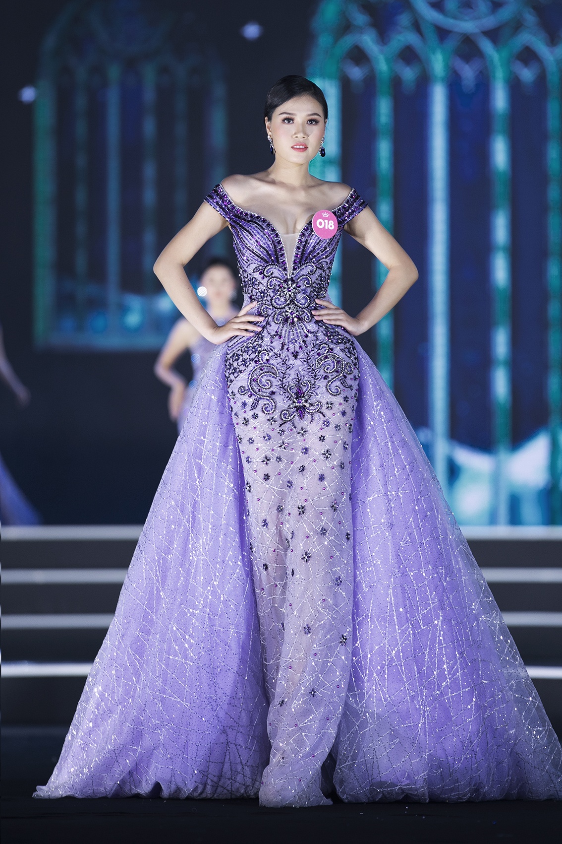 hoa hau viet nam 2018 dien thoi trang anh 7