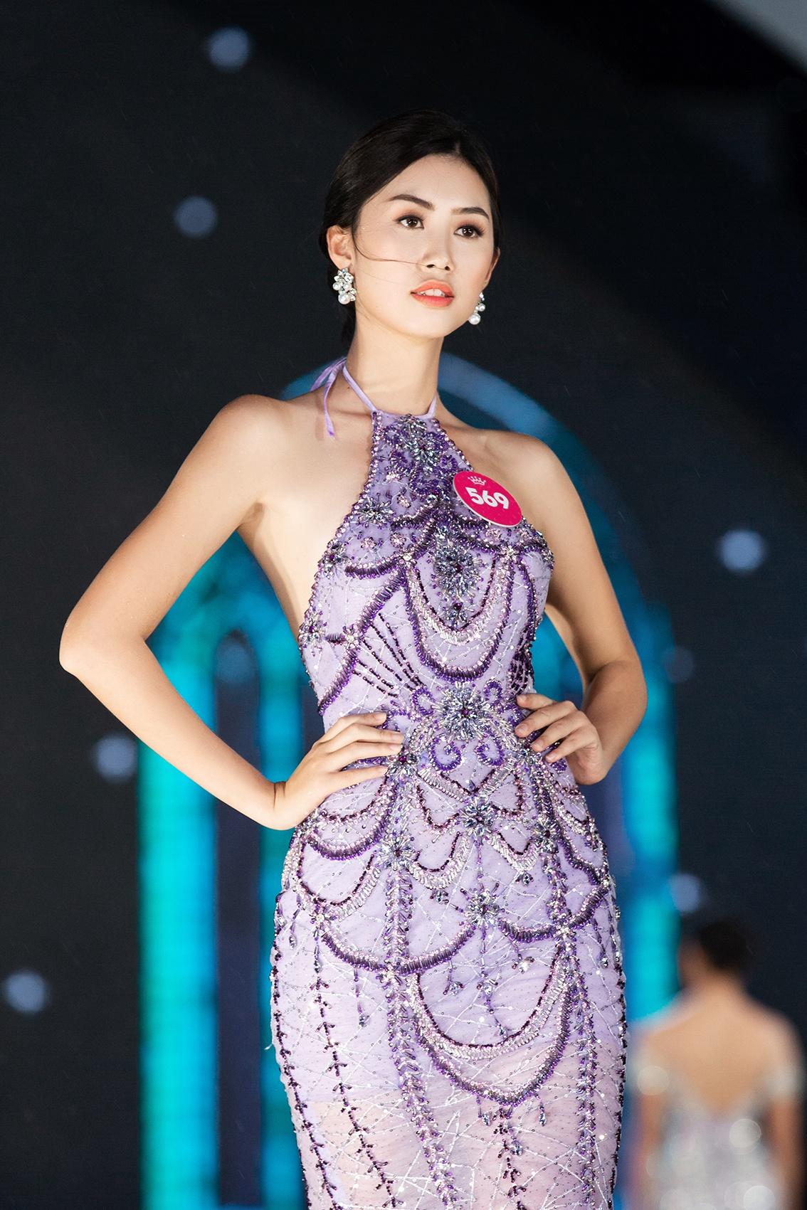 hoa hau viet nam 2018 dien thoi trang anh 8