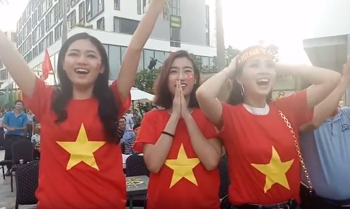 My Linh, Thanh Tu va Diem Trang ho reo khi Minh Vuong ghi ban hinh anh