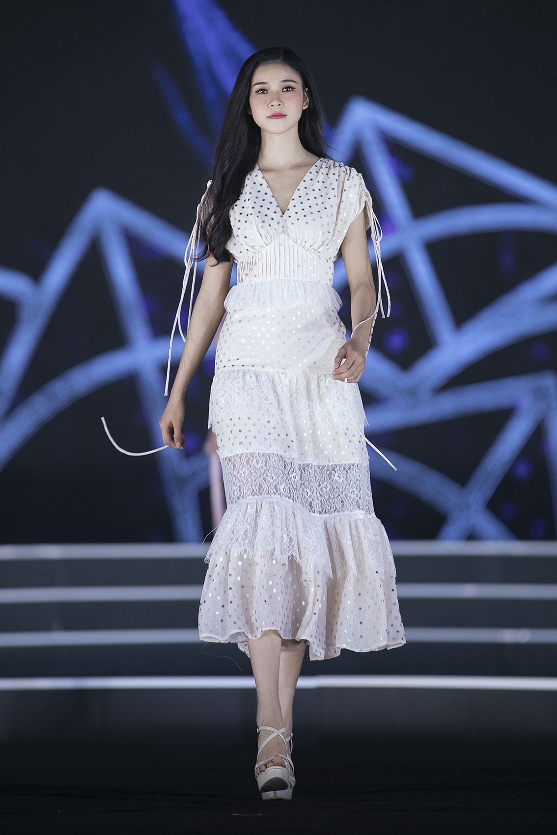 Dem thoi trang cua hoa hau viet nam 2018 anh 5