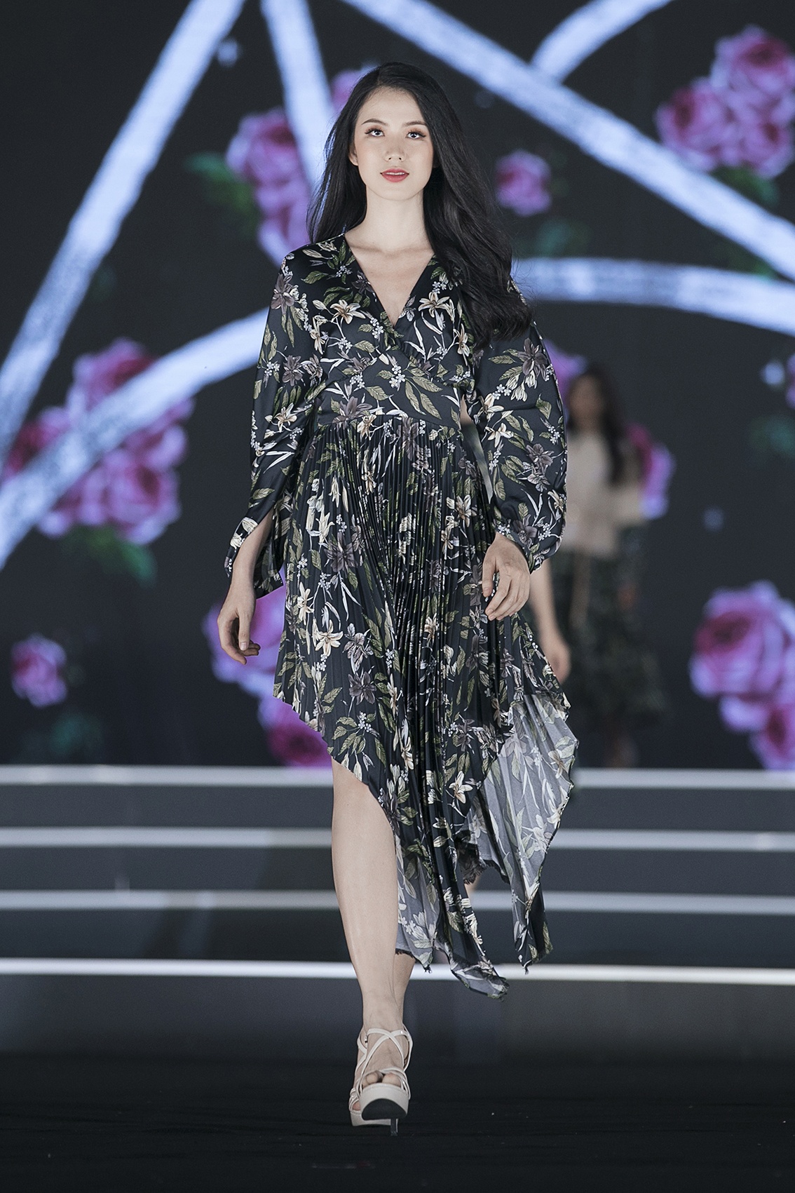 Dem thoi trang cua hoa hau viet nam 2018 anh 9