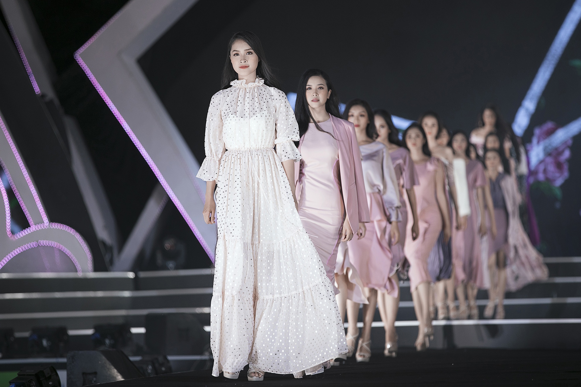 Dem thoi trang cua hoa hau viet nam 2018 anh 14