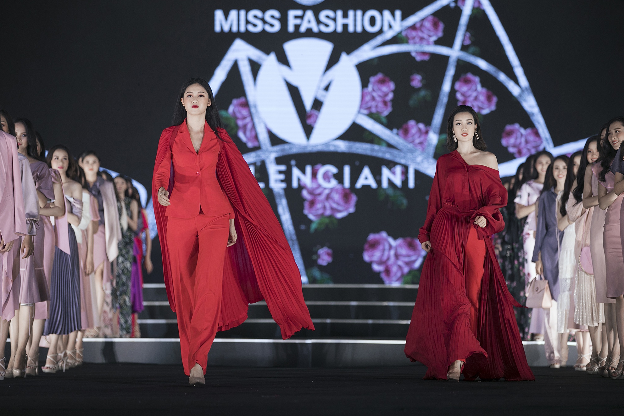 Dem thoi trang cua hoa hau viet nam 2018 anh 13