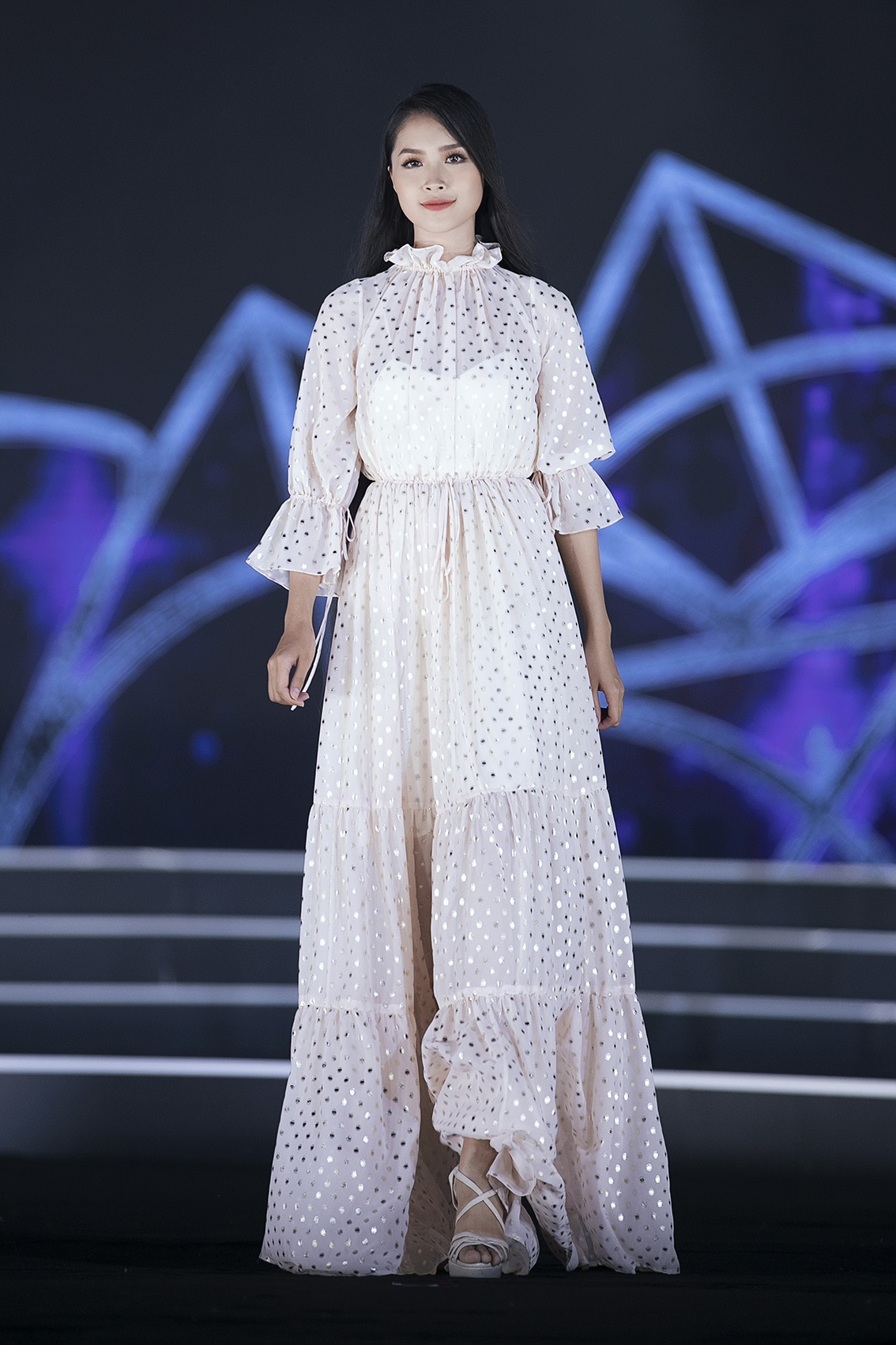 Dem thoi trang cua hoa hau viet nam 2018 anh 2