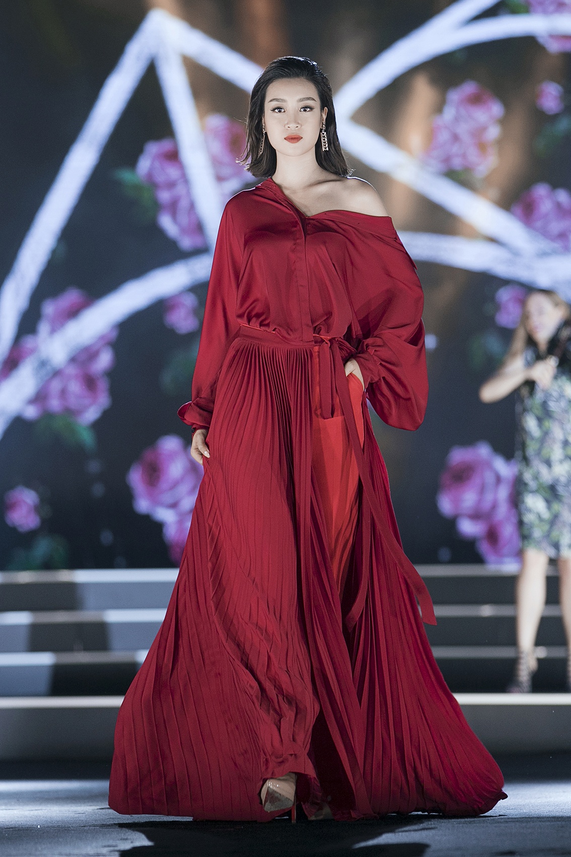 Dem thoi trang cua hoa hau viet nam 2018 anh 12