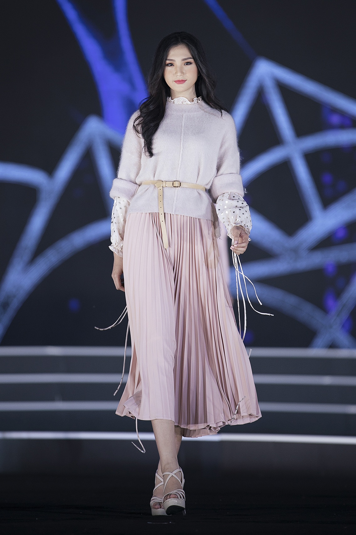 Dem thoi trang cua hoa hau viet nam 2018 anh 4