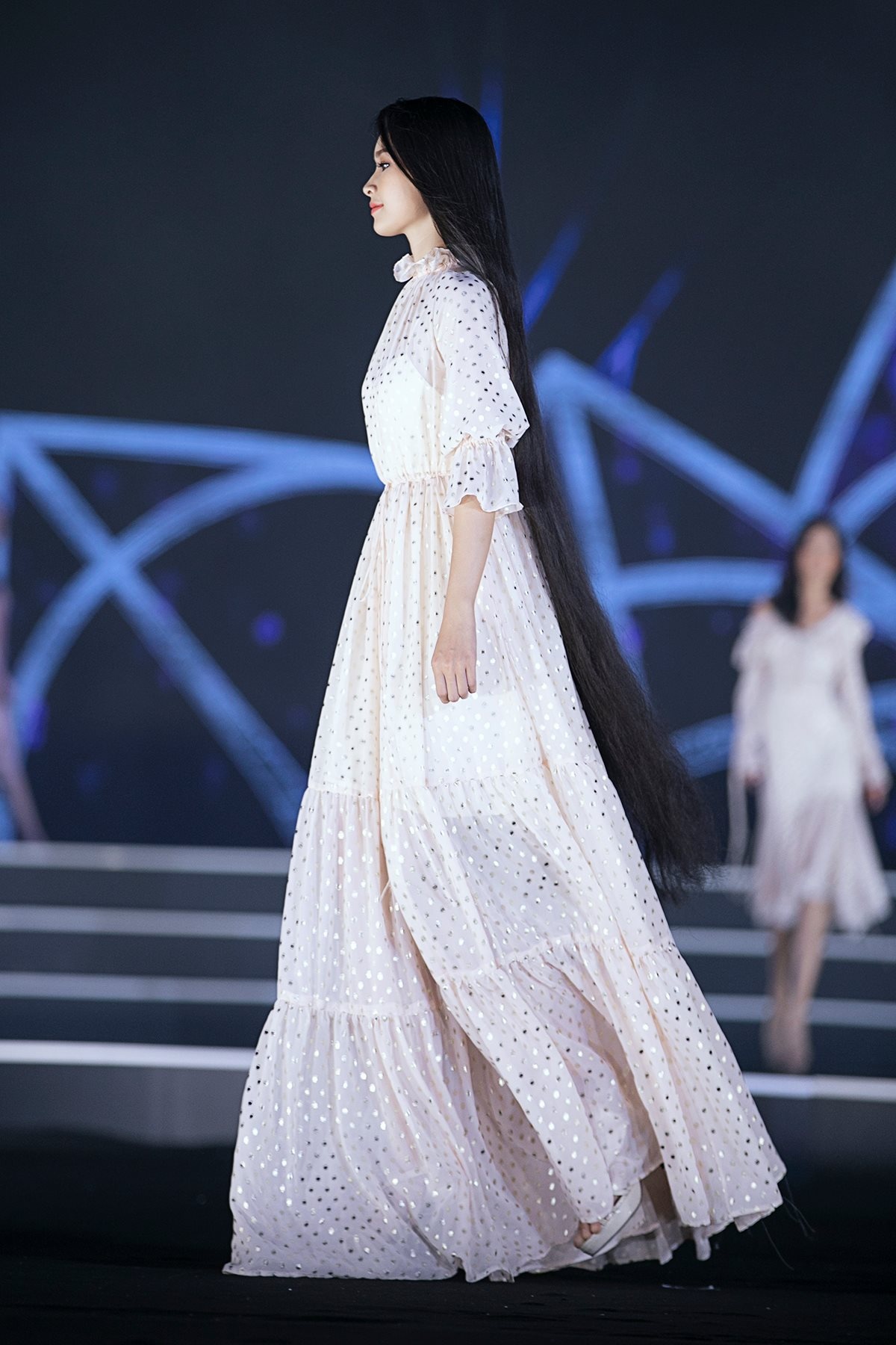 Dem thoi trang cua hoa hau viet nam 2018 anh 3