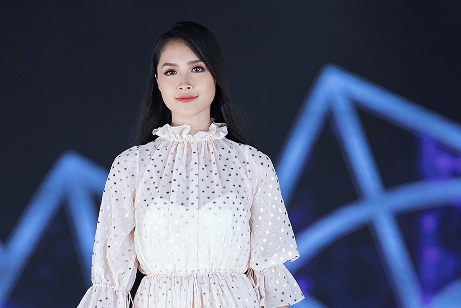 Khanh Linh toc dai 1,4 m mo dau phan thi thoi trang toi 30/8 hinh anh