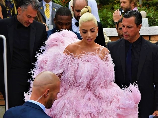 Lady Gaga dien dam hong nu tinh tren tham do LHP Venice hinh anh