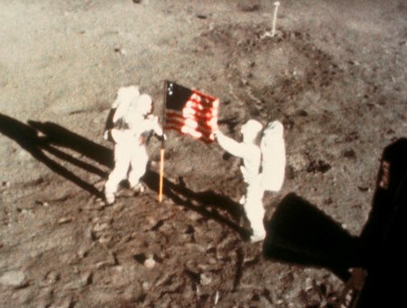 Phim ve Neil Armstrong gay tranh cai vi bo man cam co My len Mat trang hinh anh