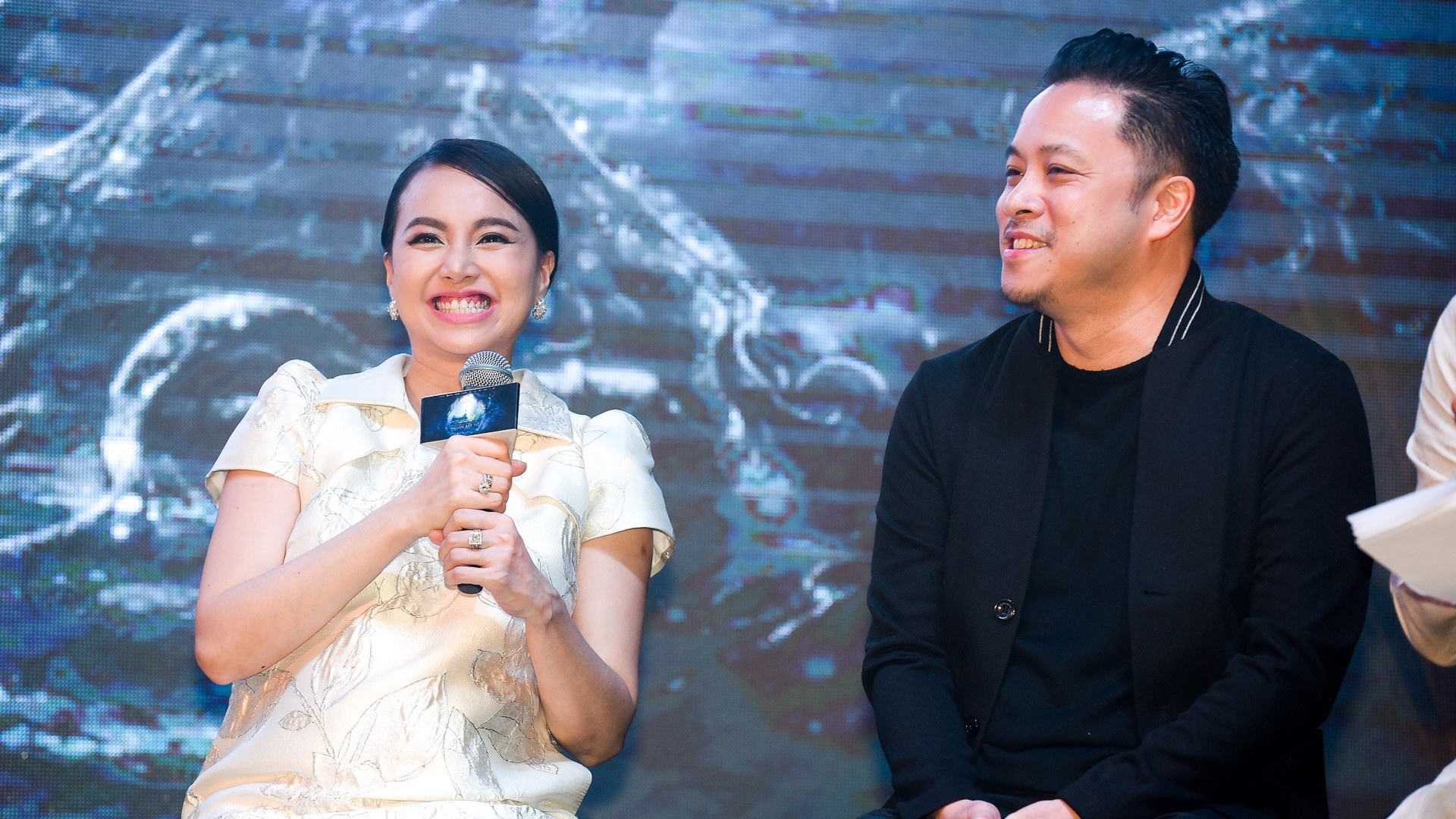 Vo chong Victor Vu co con dau long sau phim 'Nguoi bat tu' hinh anh