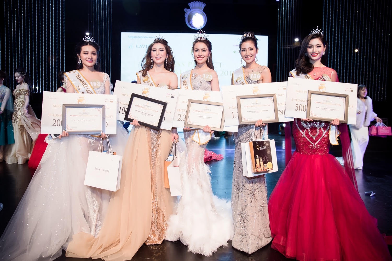 Ong bau hoa hau Viet Hung: ‘Qua nua nguoi dep showbiz la co mui...’ hinh anh