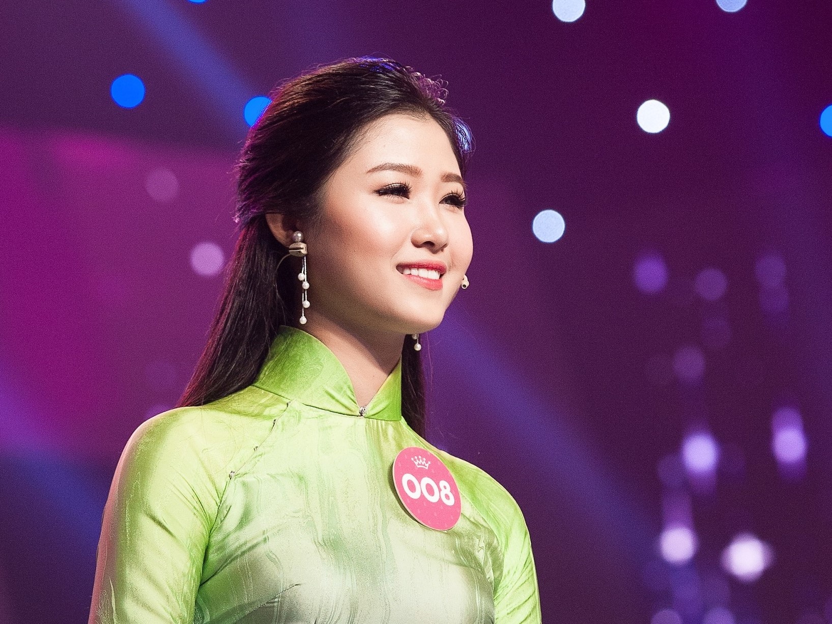 Hoa hau Viet Nam huong den long nhan ai cua nguoi dep hinh anh