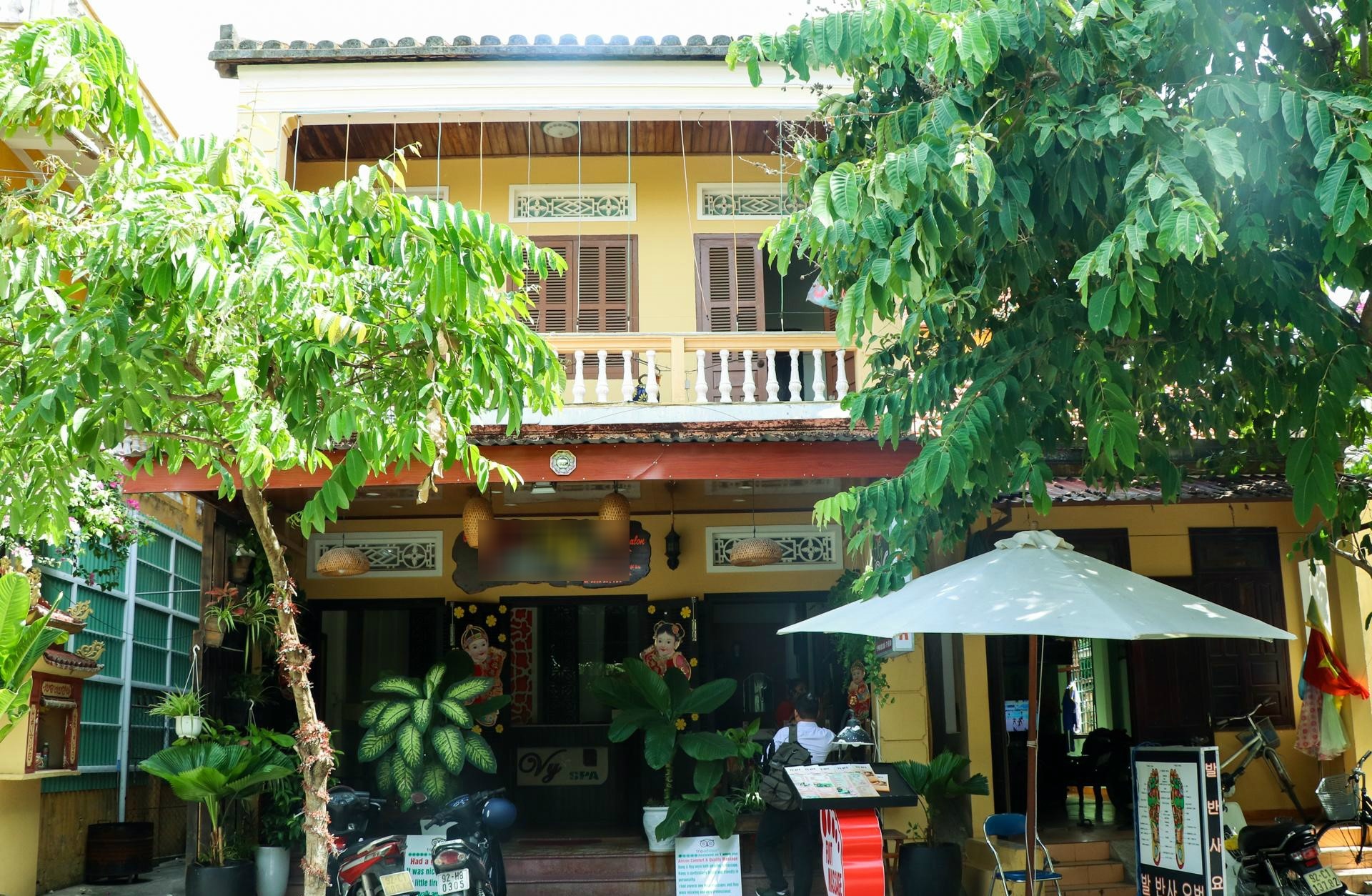 Can canh ngoi nha tren pho co Hoi An cua gia dinh Hoa hau Tran Tieu Vy hinh anh