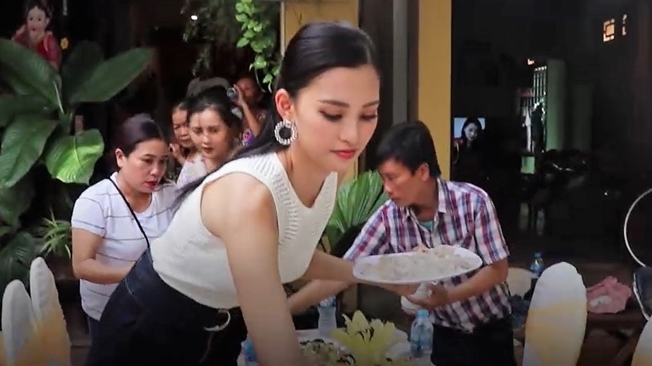 Hoa hau Tieu Vy tat bat bay bien co mung tai nha rieng o pho co Hoi An hinh anh