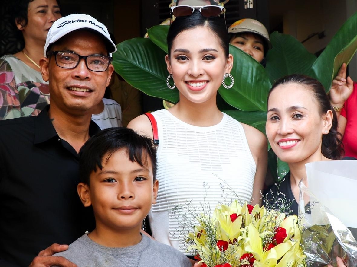 Gia dinh Hoa hau Tieu Vy tung kho khan, nay kinh doanh mat pho dat do hinh anh