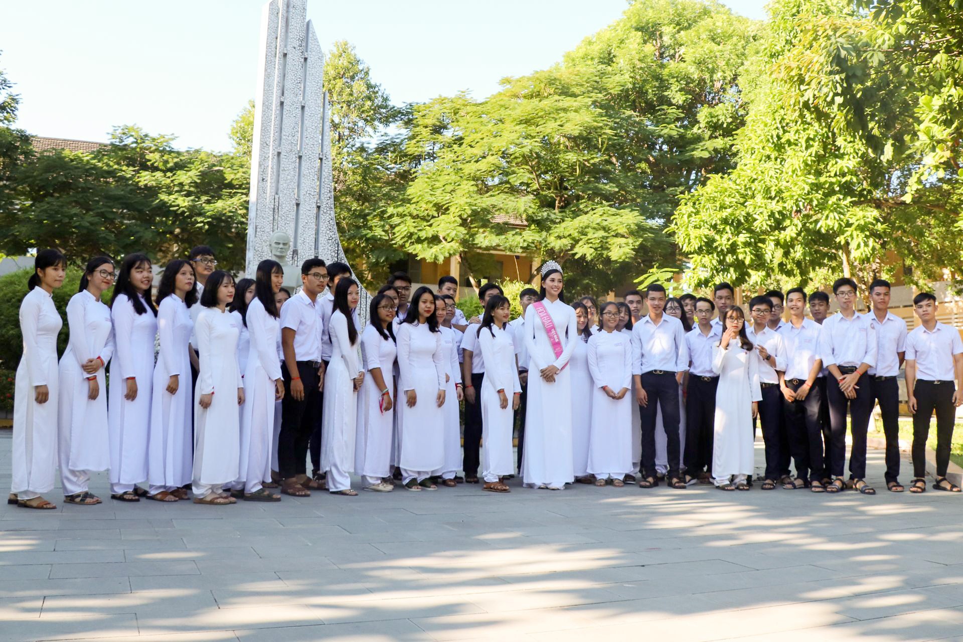 hoa hậu tiểu vy về trường ảnh 4 hoa hau tieu vy ve truong anh 4