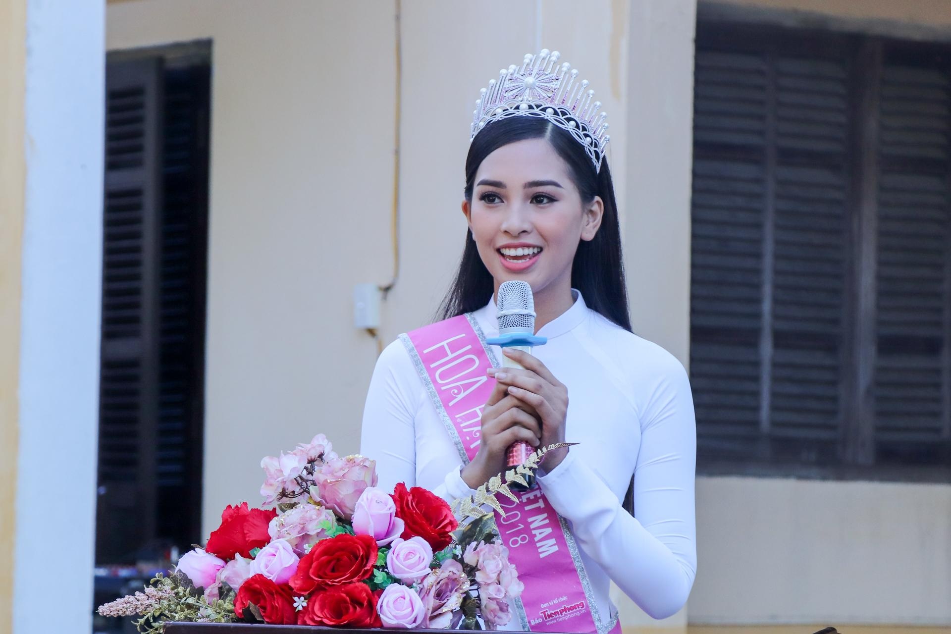 hoa hậu tiểu vy về trường ảnh 2 hoa hau tieu vy ve truong anh 2