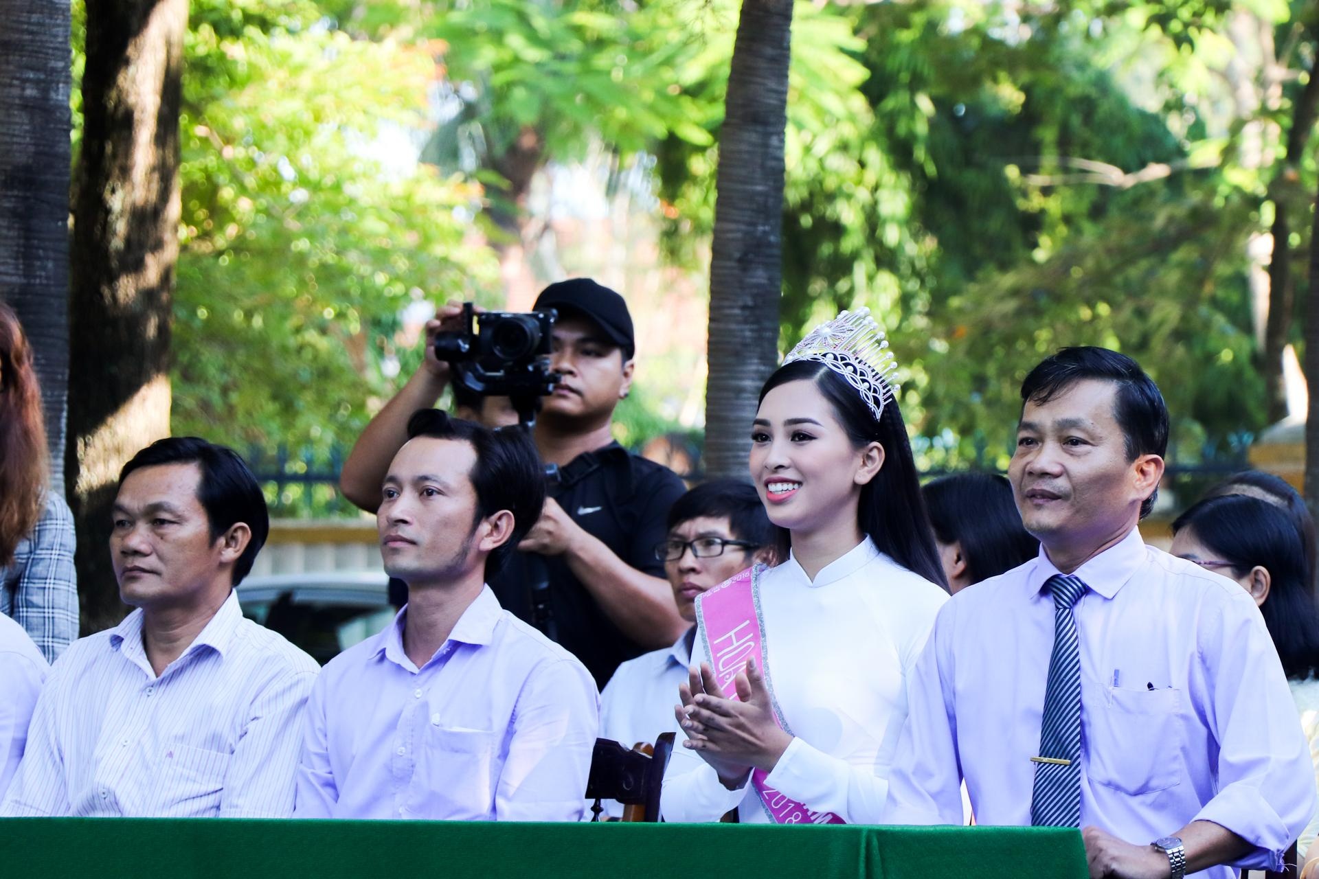 hoa hậu tiểu vy về trường ảnh 3 hoa hau tieu vy ve truong anh 3