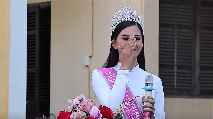 Hoa hau Tieu Vy xuc dong phat bieu trong le chao co o truong cu hinh anh