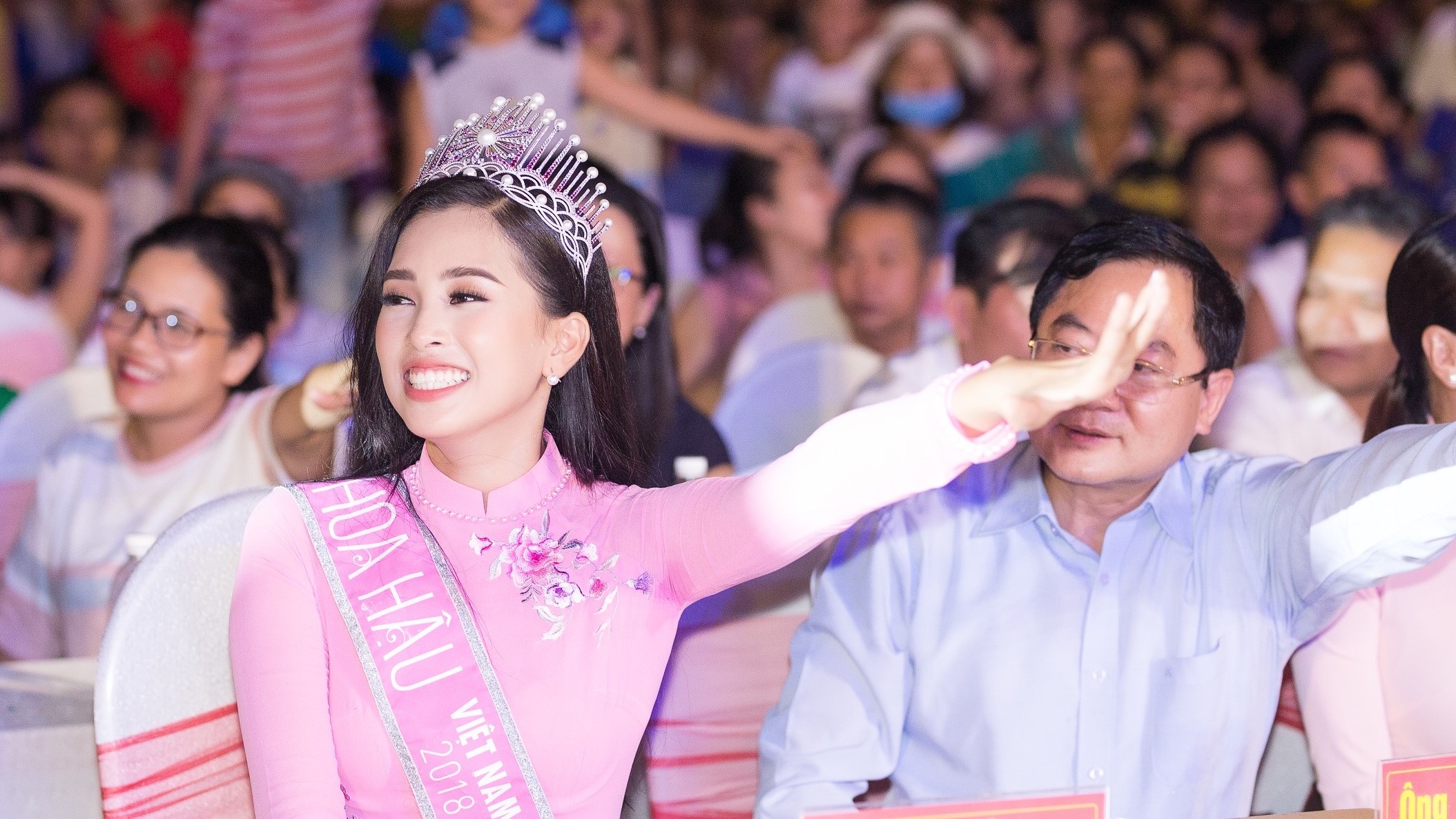 Hoa hau Tieu Vy cuoi het co khi choi tro choi Trung thu hinh anh