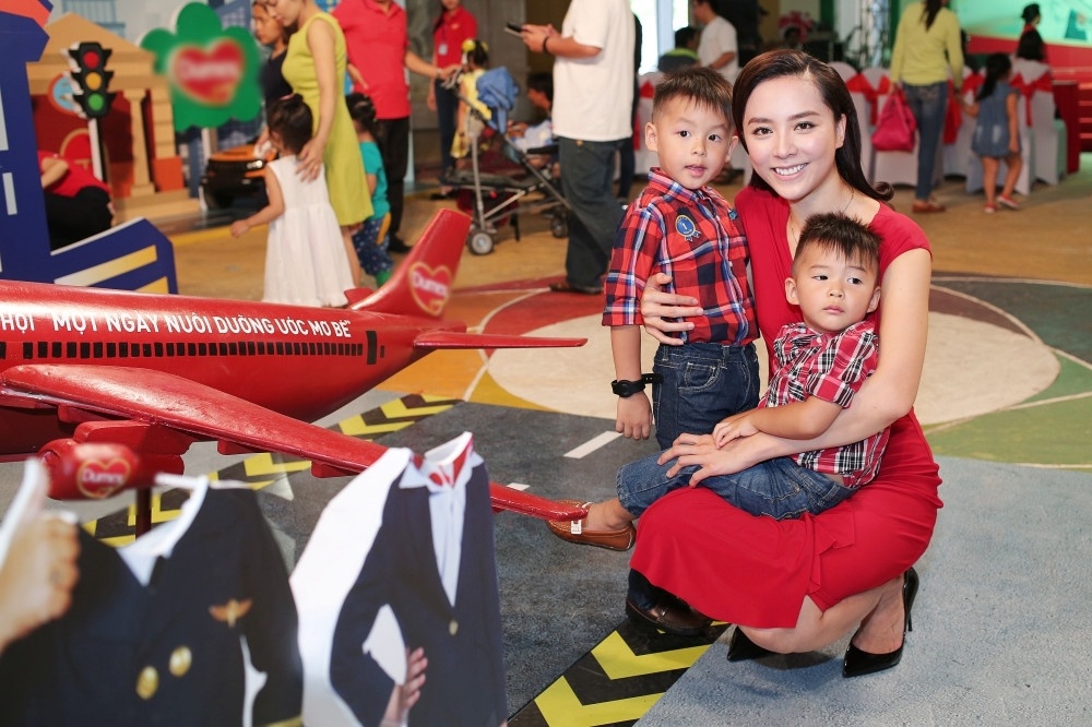 hoa hau viet lay chong lon tuoi anh 12