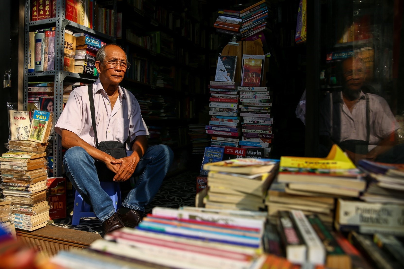 Toi Duong sach Sai Gon, gap ong chu tiem tung pha san voi 10 tan sach hinh anh