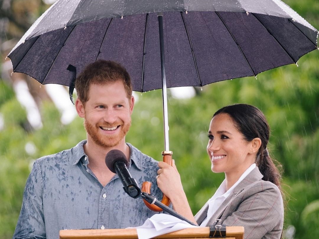 Cong nuong Meghan au yem che o cho Hoang tu Harry duoi mua nang hat hinh anh