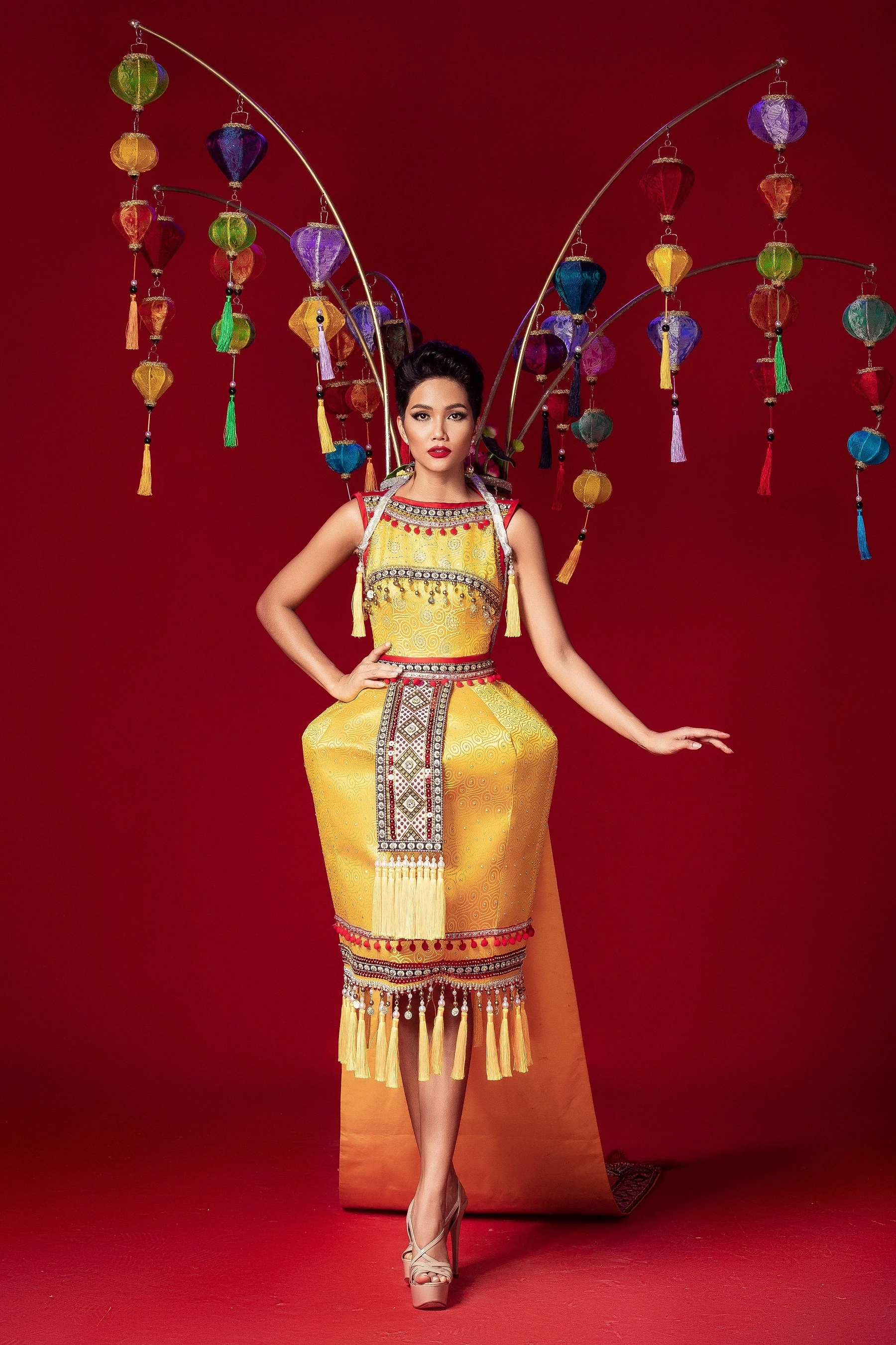 h hen nie 6 trang phuc dan toc anh 4