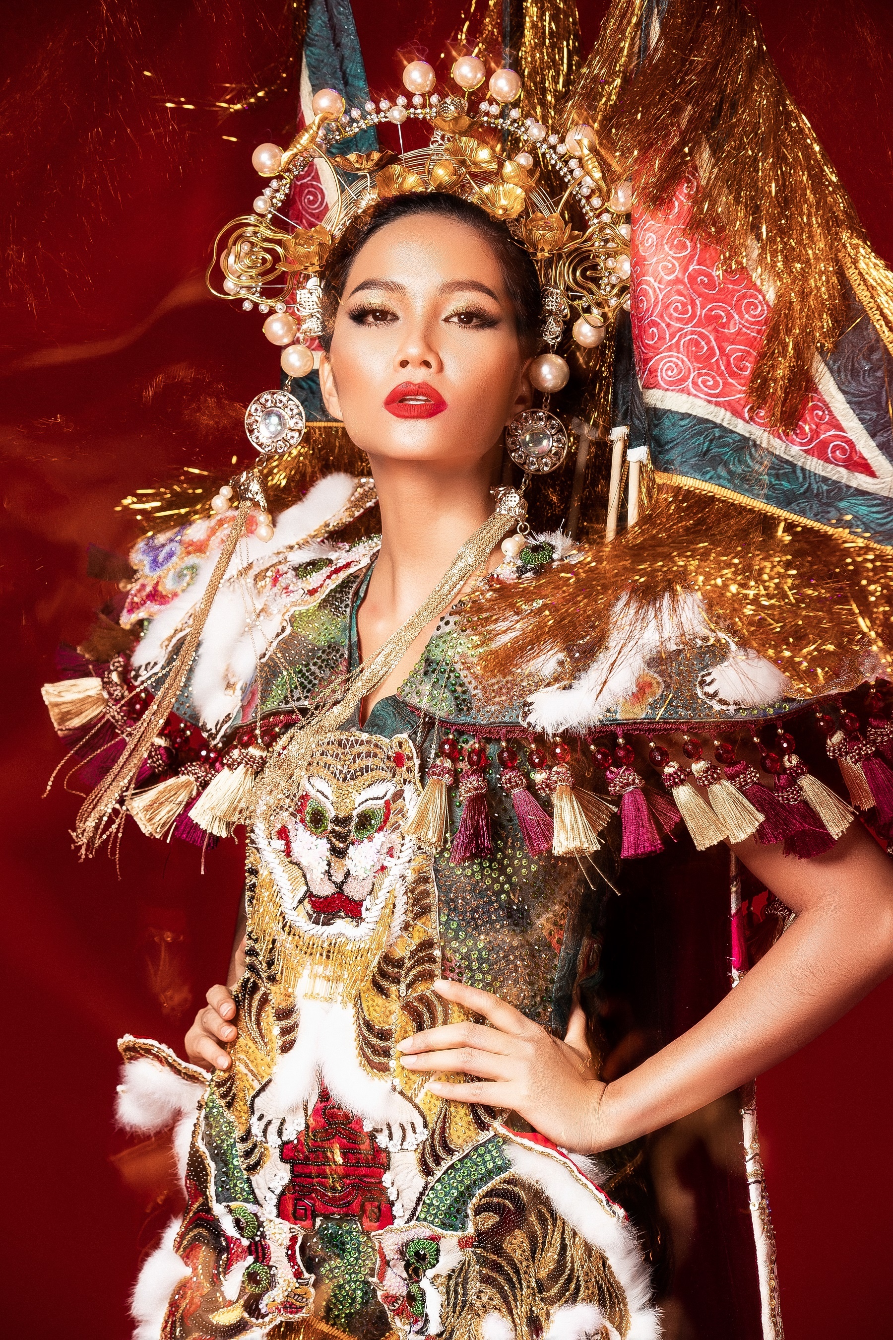 h hen nie 6 trang phuc dan toc anh 5