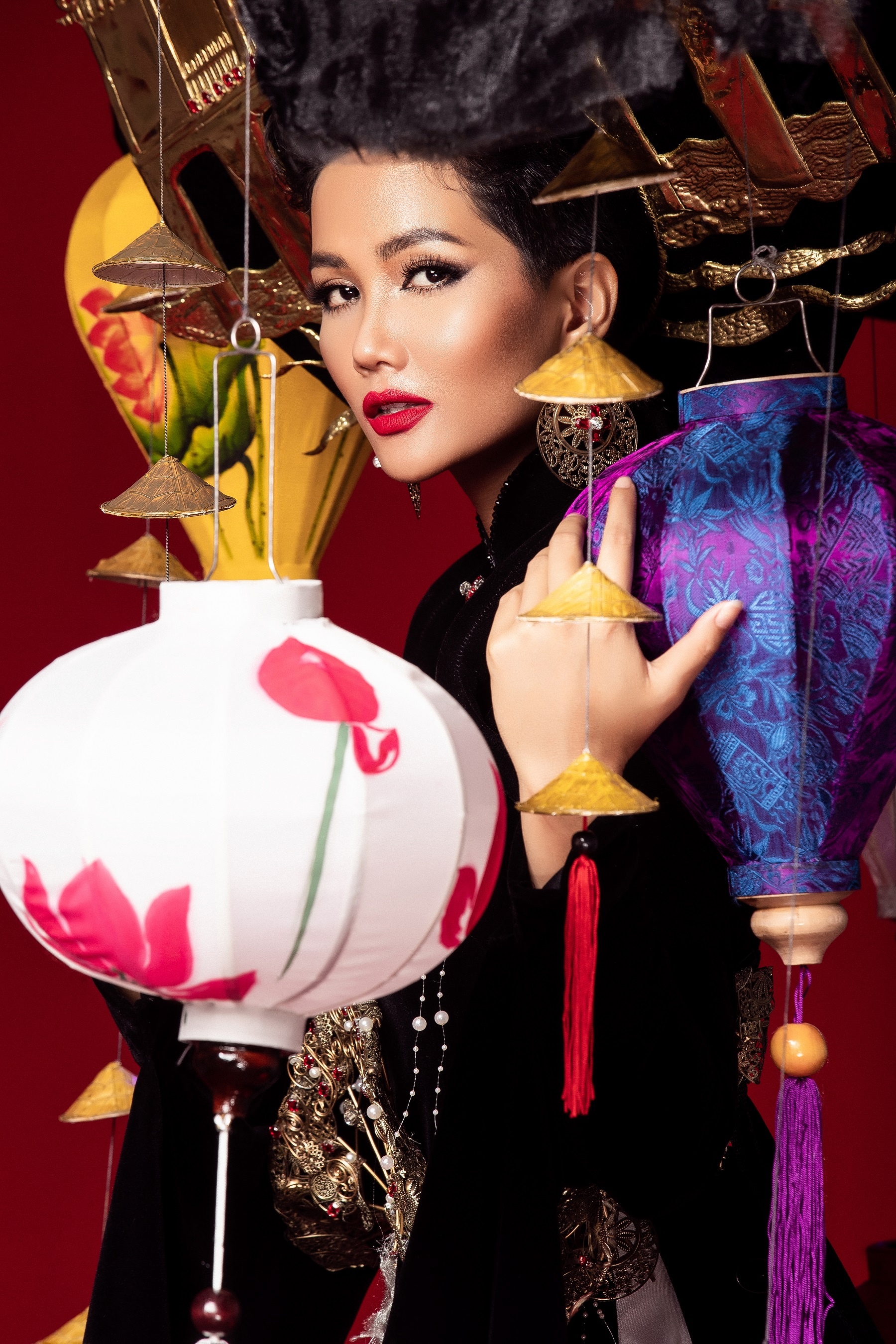 h hen nie 6 trang phuc dan toc anh 9