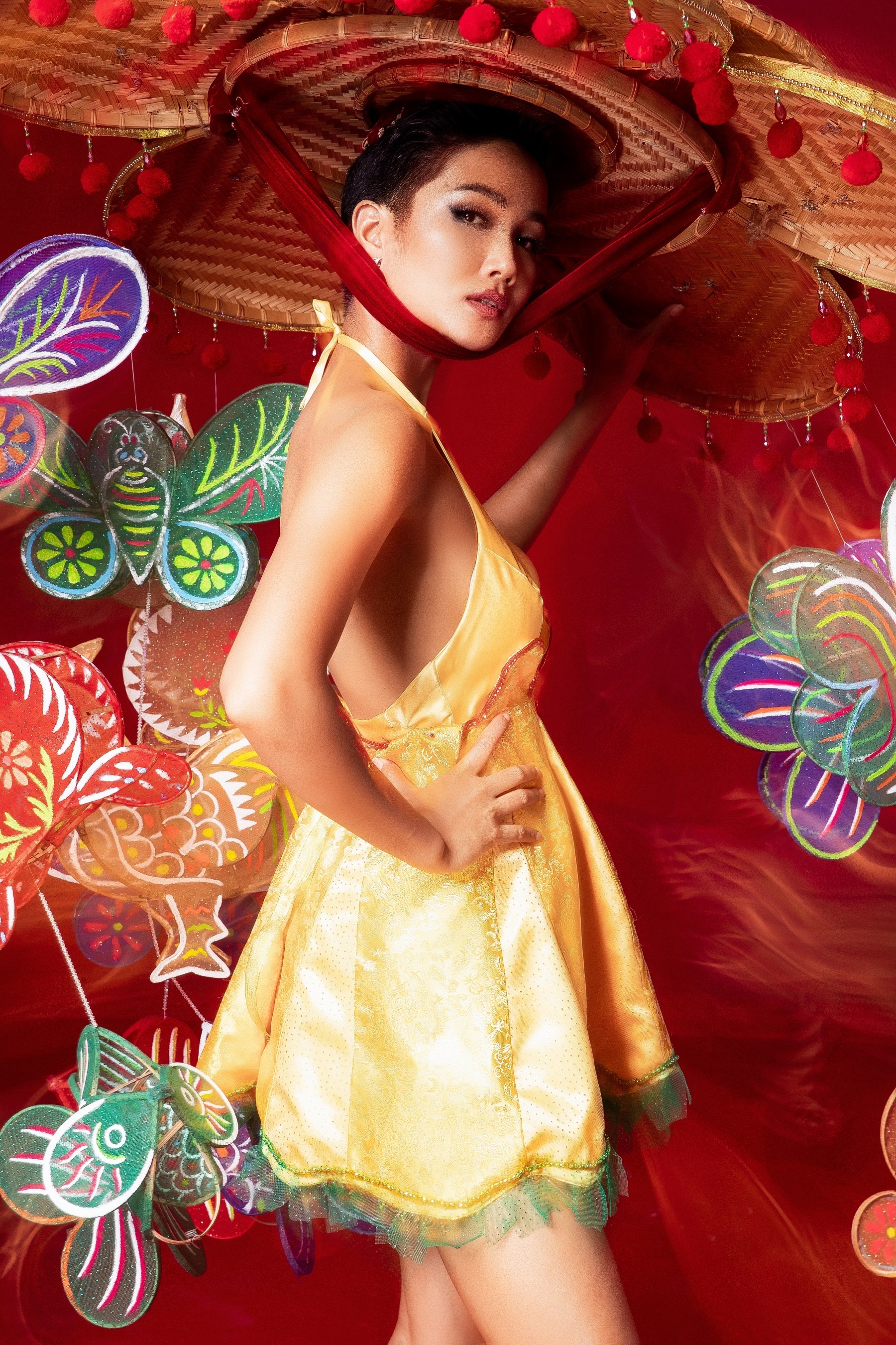 h hen nie 6 trang phuc dan toc anh 11