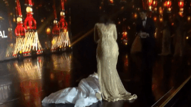 Tan Hoa hau Hoa binh Quoc te 2018 ngat xiu phut dang quang hinh anh