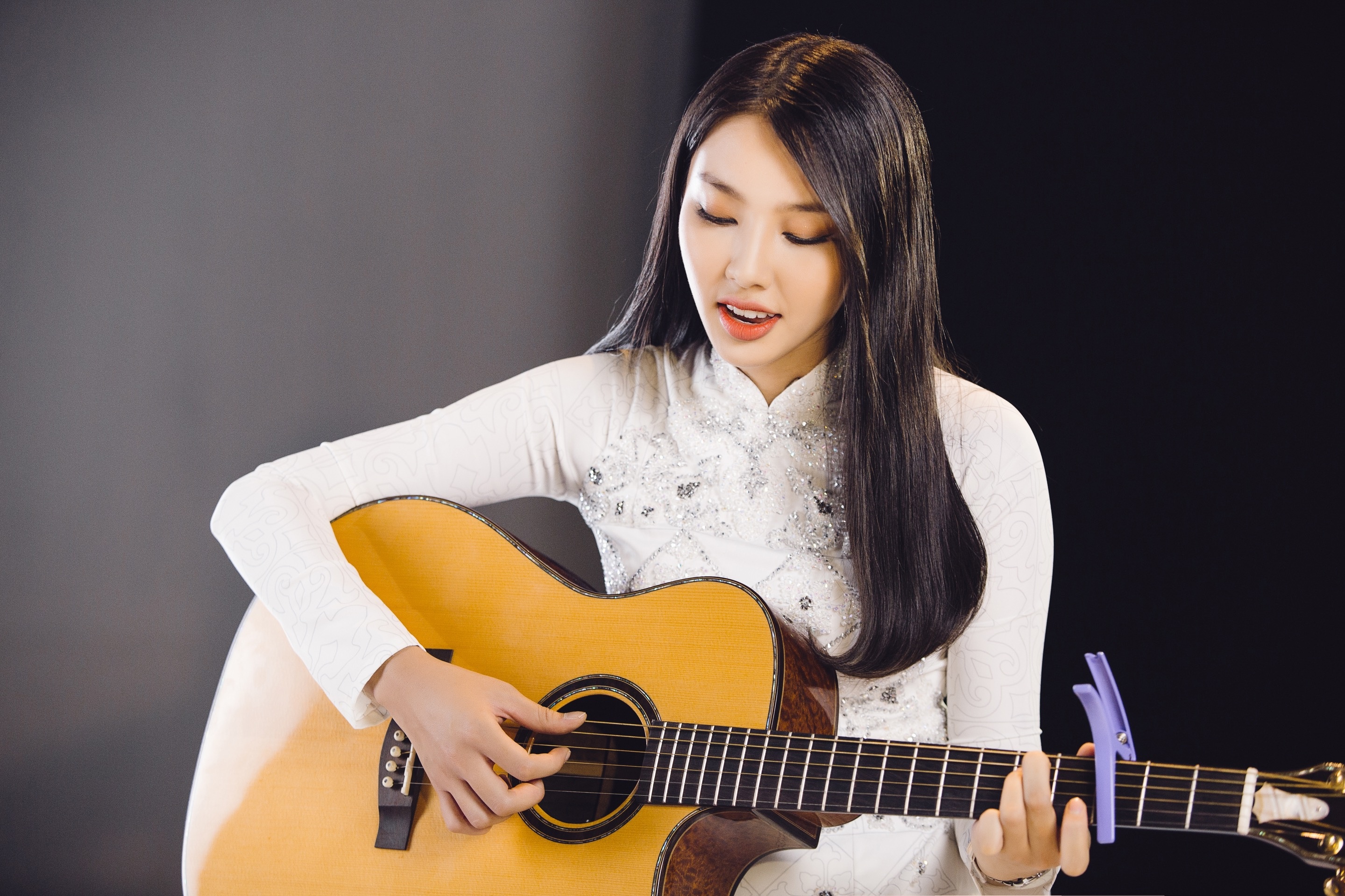 Thuy Tien hat, noi tieng Anh troi chay trong clip thi Hoa hau Quoc te hinh anh