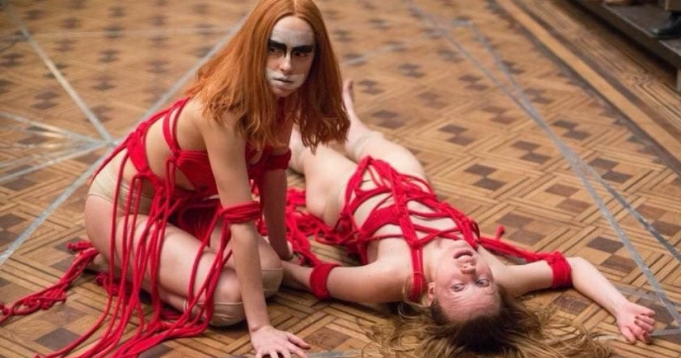 phim kinh di dakota johnson anh 2