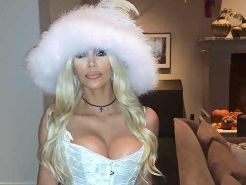 Kim Kardashian bi chi trich vi mang khan gia la 'thieu nang' hinh anh