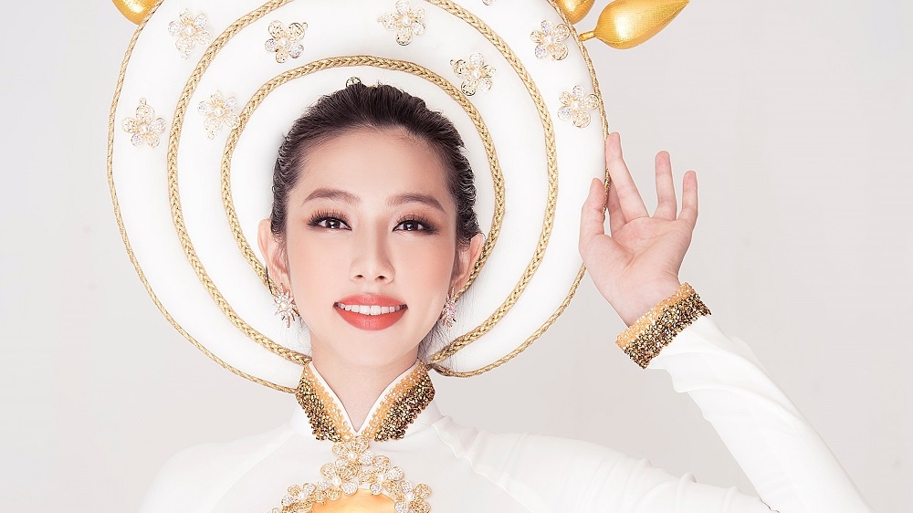 Nguyen Thuc Thuy Tien long lay trong quoc phuc hoa sen hinh anh