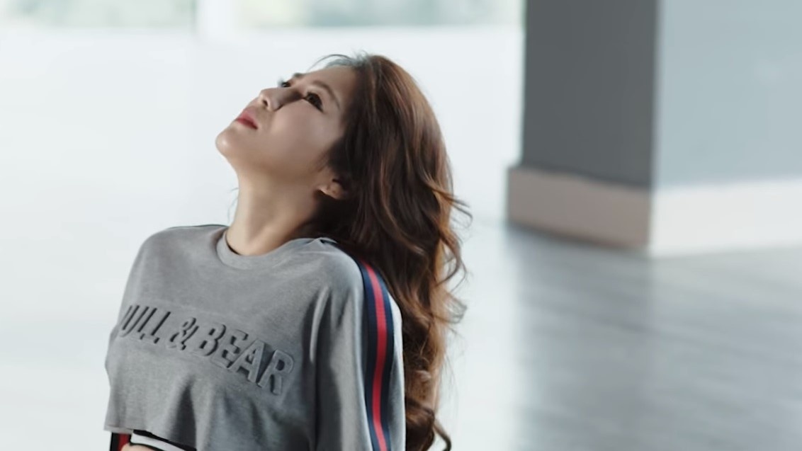 MV 'Live For The Moment' - Huong Tram hinh anh