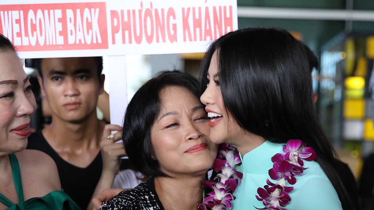 Hoa hau Phuong Khanh om hon me tham thiet o san bay ngay ve hinh anh